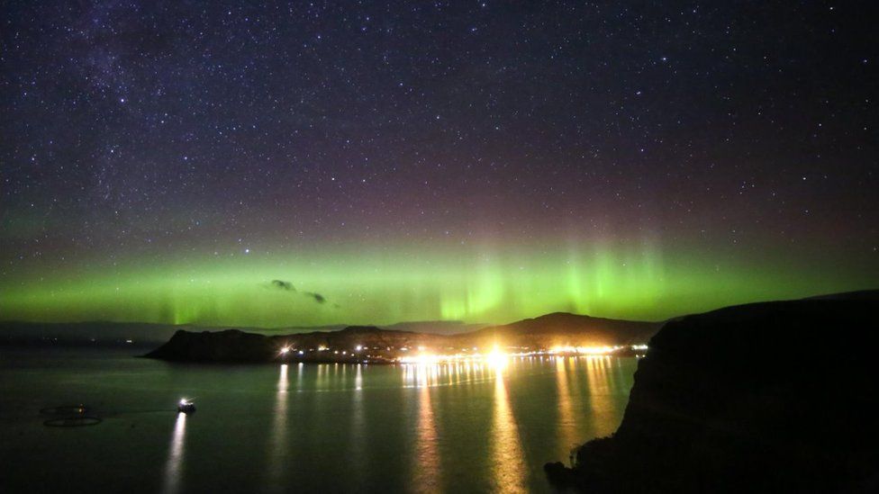 Stunning Northern Lights display across Scotland - BBC Weather