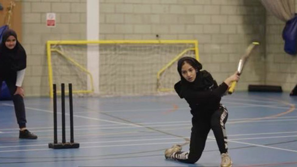Самрин играет в крикет