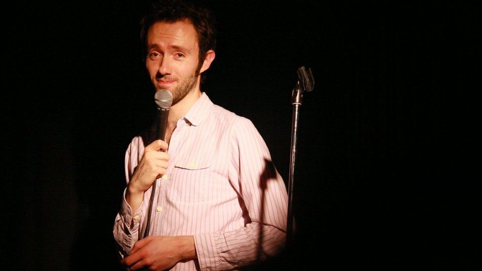 Hitchin comedian David Ephgrave in fundraiser after dad dies - BBC News