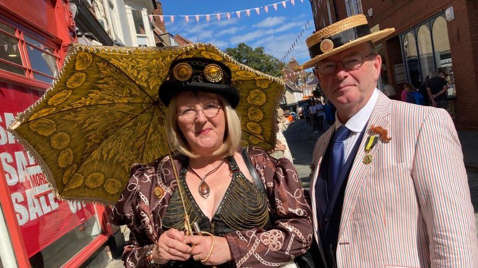 In pictures: Lincoln steampunk festival draws enthusiastic crowd - BBC News