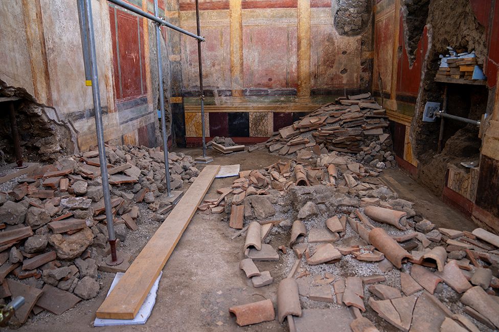 Pompeii: Breathtaking new paintings found at ancient city - BBC News