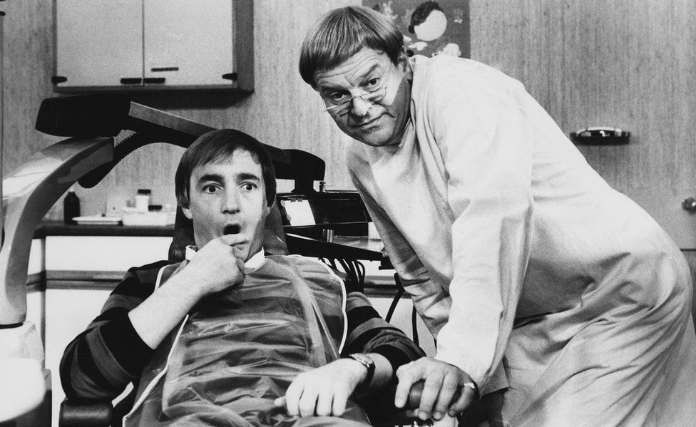 Келли Монтейт (слева) и Фредерик Джагер исполняют скетч дантиста из телешоу BBC Келли Монтейт в 1981 году