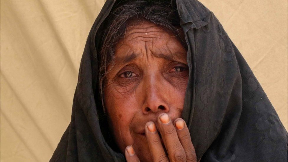 A distraught woman in Kandahar who has been internally displaced and is waiting for assistance.