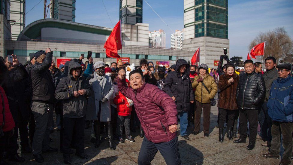 Демонстранты скандируют призывы к бойкоту южнокорейских товаров в Цзилине, провинция Цзилинь, 5 марта 2017 г.