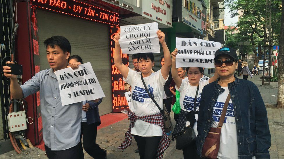 Demonstrators holding placards marched towards the courthouse in Hanoi on 5 April 2018