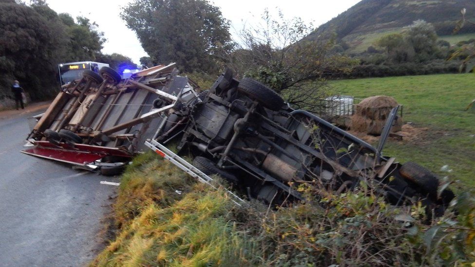 'Lucky escape' for family as Land Rover overturns - BBC News