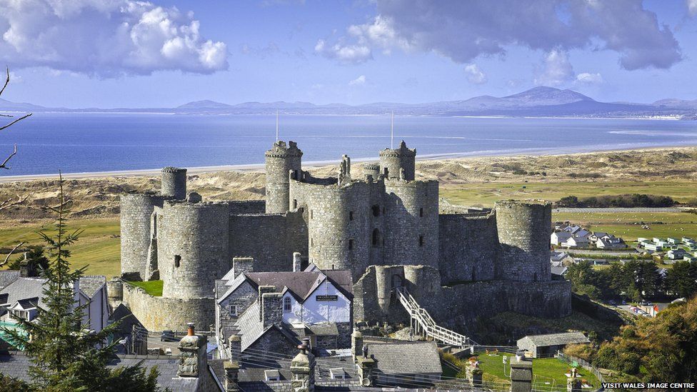 Castell Harlech a Pen Llŷn yn y cefndir // Harlech Castle and the Llŷn Peninsula in the background