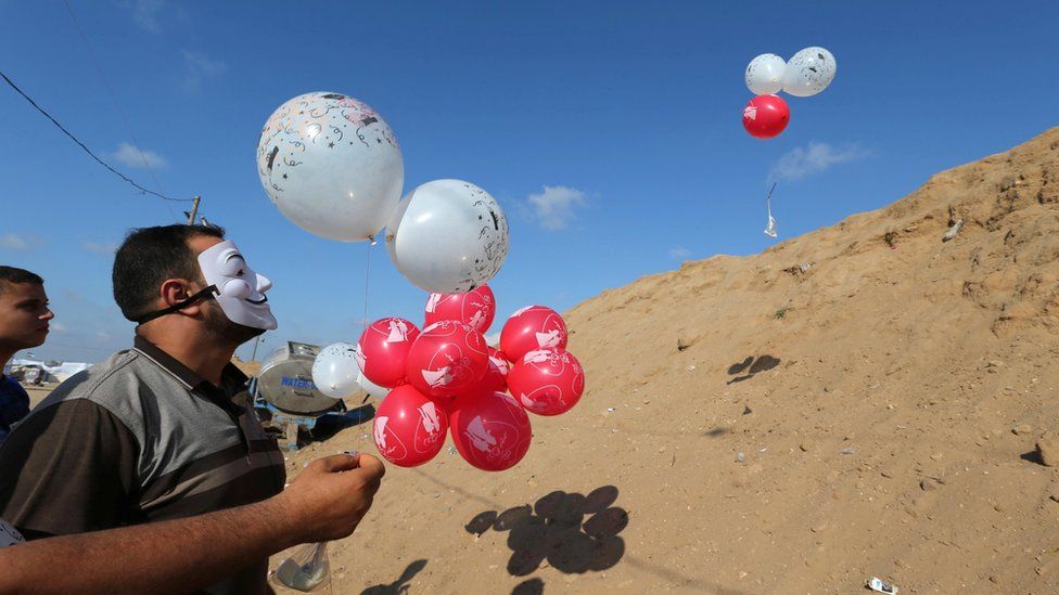 Palestinians fly balloons carrying flammable material near the Gaza-Israel border (4 June 2018)