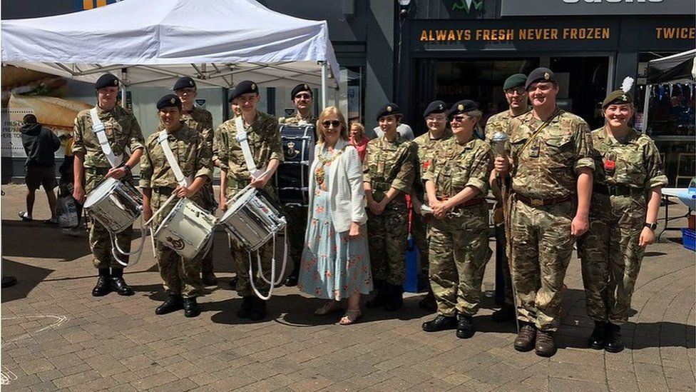 Sheffield celebrates Armed Forces Day with ceremony and parade - BBC News