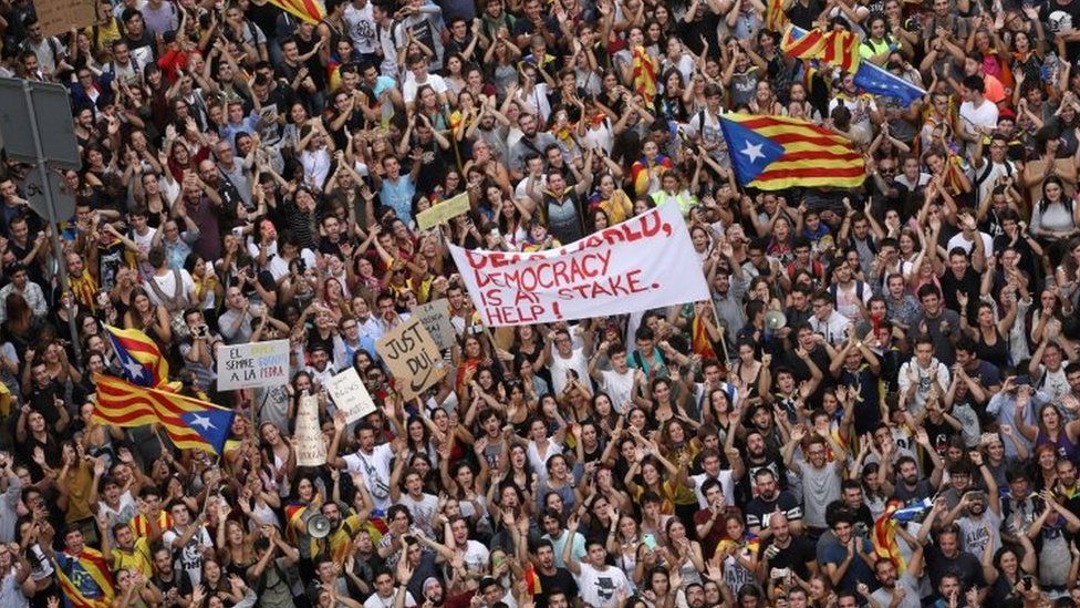 People shout during a protest outside the main police station in Barcelona (03 October 2017)