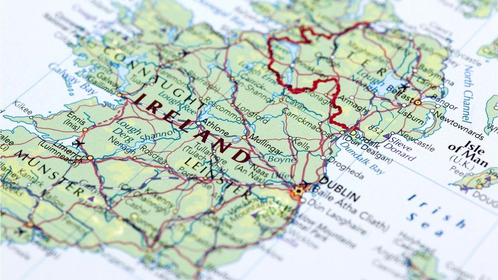 Map of the island of Ireland showing land border