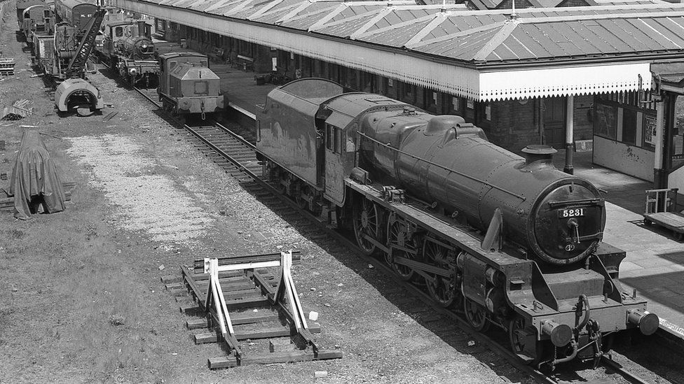 An engine standing at Loughborough Station in 1975