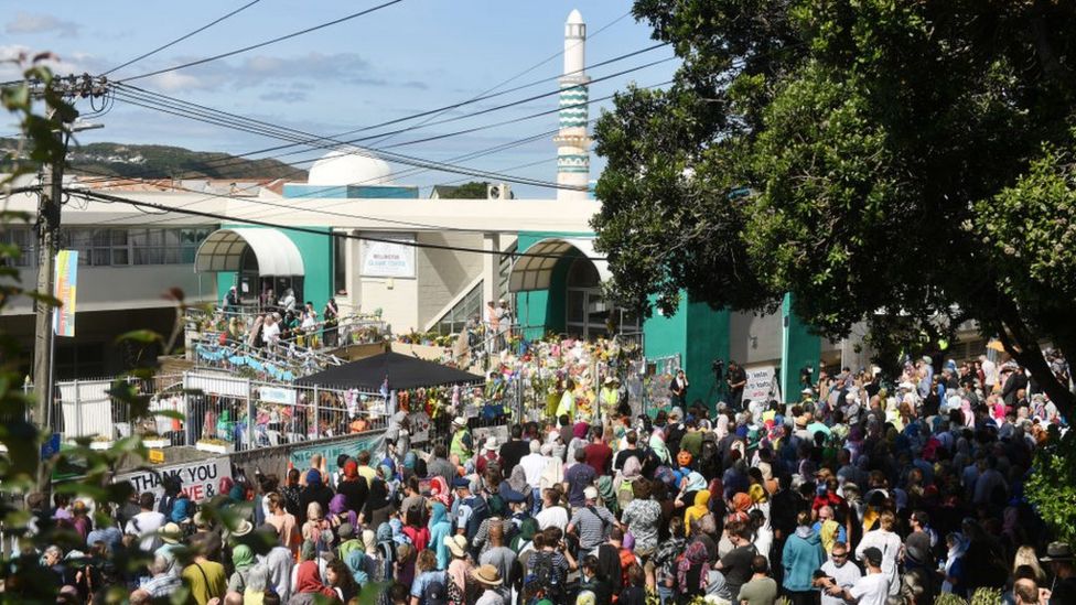 Di Kota Wellington, Selandia Baru, warga kota itu menunjukkan sikap ikut bergabung di depan masjid di kawasan Kilbirnie. Sebagian warga itu mengenakan kerudung sebagai bentuk rasa berkabung.