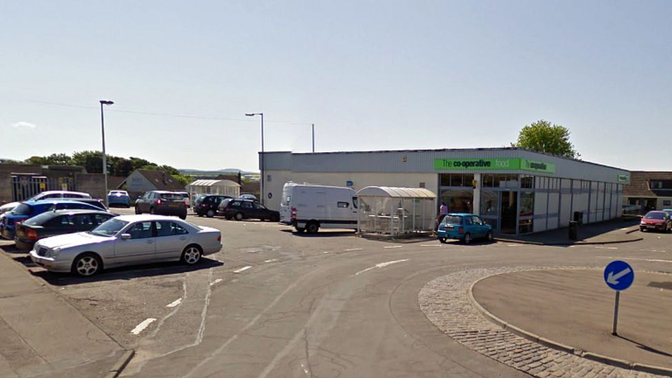 Knife-wielding robber targets Kelso Co-op - BBC News