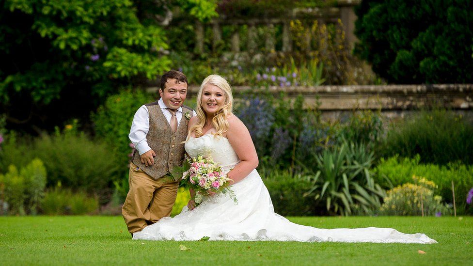 I Fell In Love And Married A Man With Dwarfism BBC News    96377253 Biglove Iconicphoto Jamesandchloelusted Ctheclassicphotocompany 