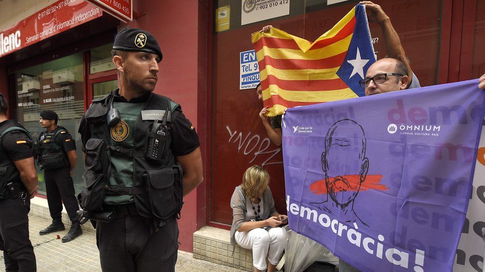 Catalans protest at Spanish Civil Guard search at El Vallenc newspaper, 9 Sep 17