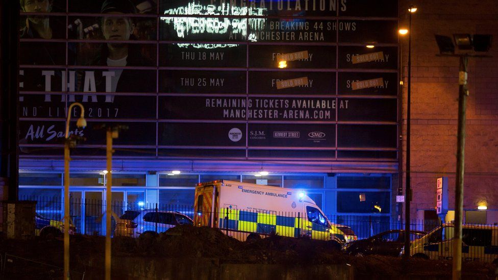 警车和救护车在曼彻斯特体育场外集结。