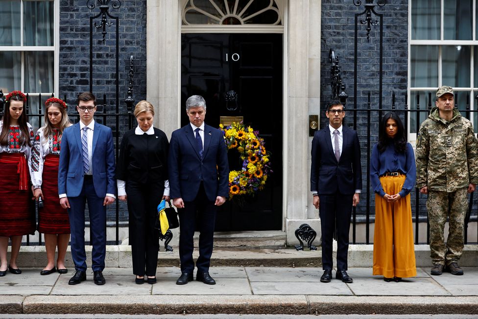 Der britische Premierminister Rishi Sunak und seine Frau Akshata Murthy, der ukrainische Botschafter in Großbritannien Vadym Prystaiko und seine Frau Inna Prystaiko legen eine Schweigeminute ein, um den einjährigen Jahrestag des russischen Einmarsches in der Ukraine zu begehen, in London, Großbritannien, 24. Februar 2023.
