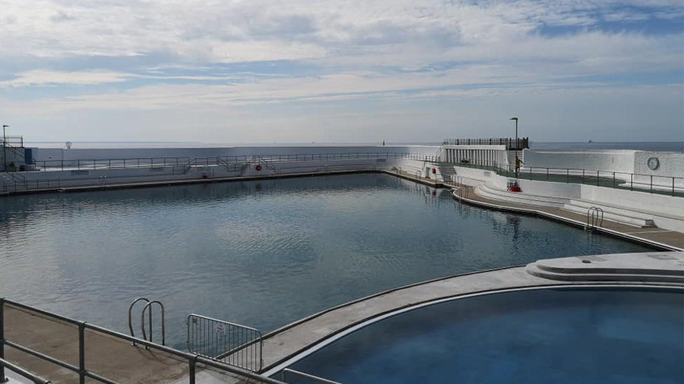 Jubilee Pool 'Hot rocks' lido reopens without heat BBC News