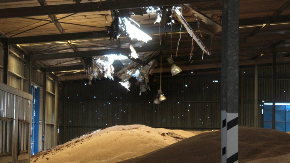 Piles of grain underneath damaged roof at a facility of the Red Sea Mills company at Hudaydah port (22 January 2019)