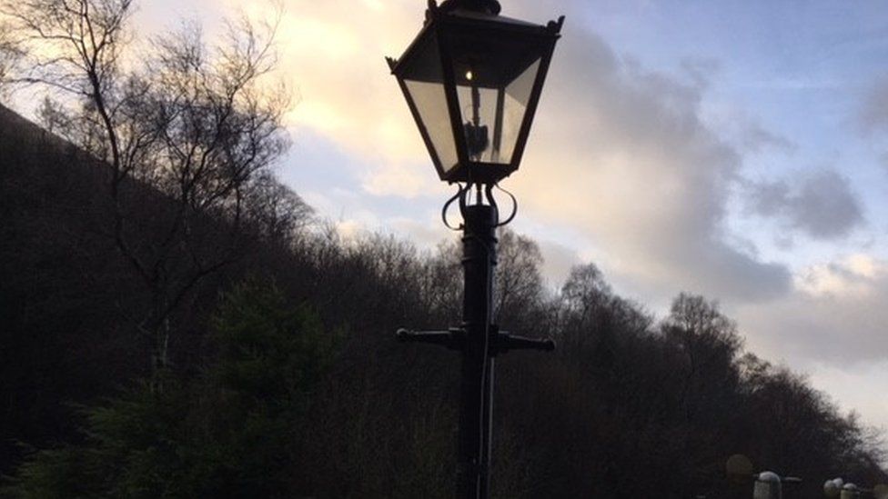 Dog poo powers Malvern Hills street lamp BBC News