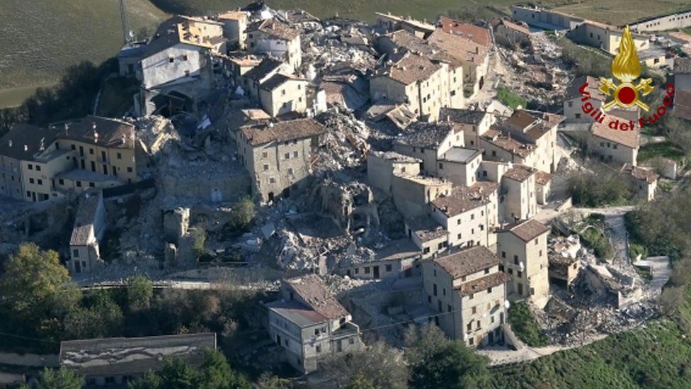На неподвижном изображении, взятом из видео, опубликованного итальянской пожарной службой (Вильо-дель-Фуоко) 31 октября, показан вид с воздуха на Кастеллуччо-ди-Норча