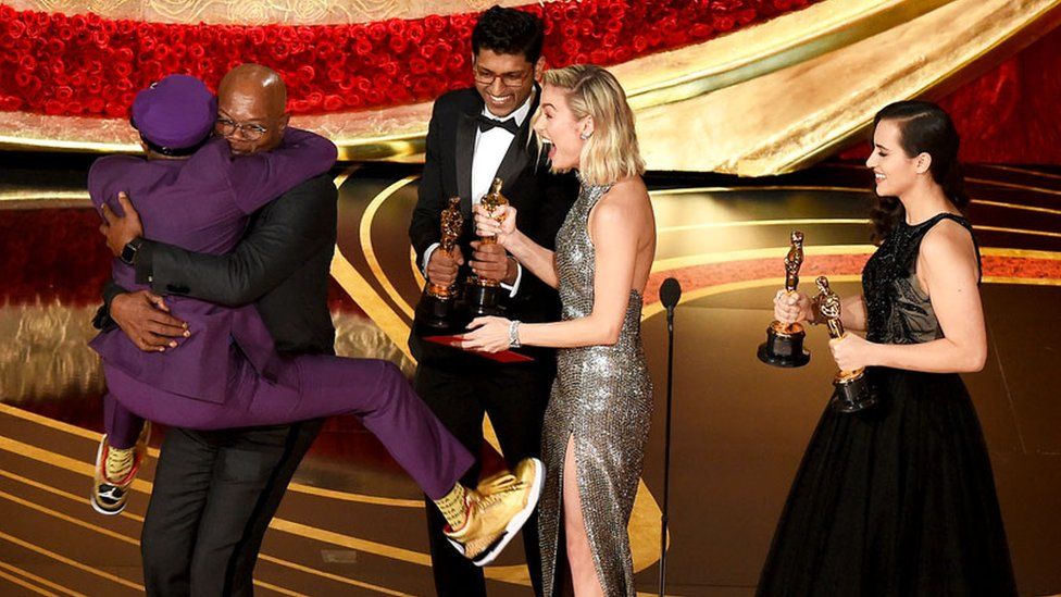 Spike Lee jumps in the arms of Actor Samuel L. Jackson