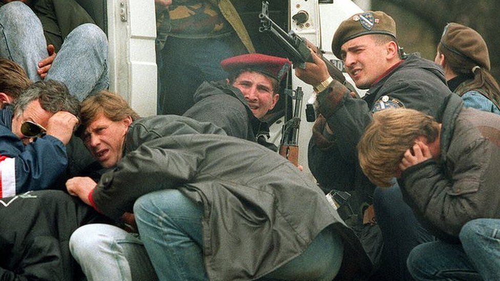 Bosniaks under attack in Sarajevo, Apr 92