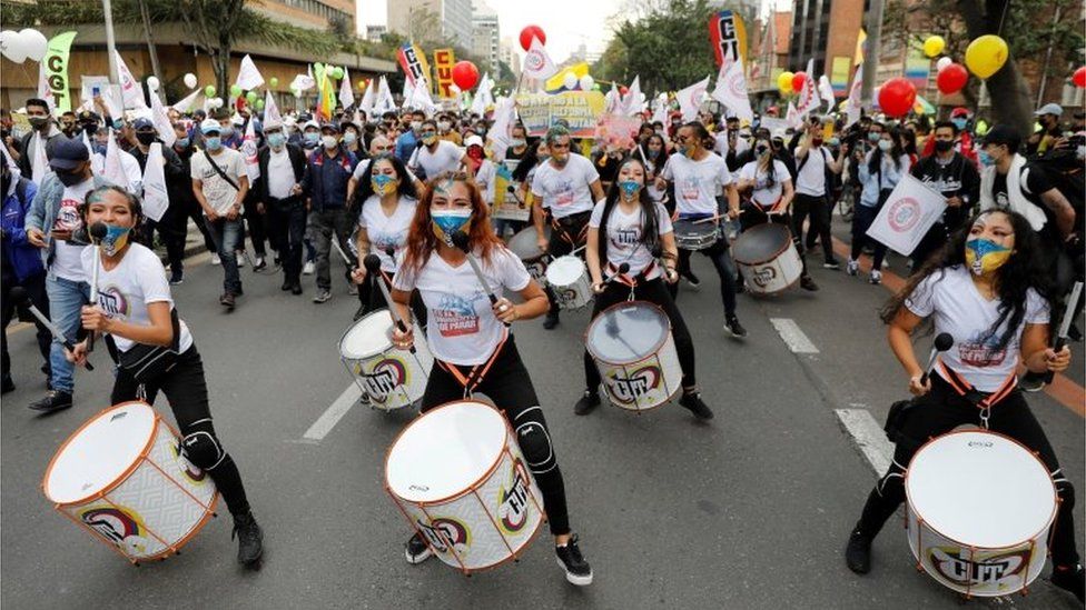 Барабанщики участвуют в демонстрациях против налоговой реформы в Боготе, Колумбия, 28 апреля 2021 г.