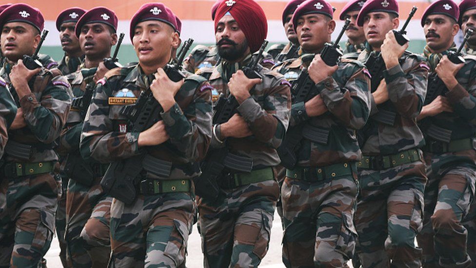 Десантники спецназа индийской армии проходят маршем во время парада в честь Дня Республики в Калькутте, 26 января 2022 г.