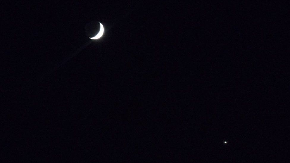 Stargazers spot glowing Venus and Moon - BBC News