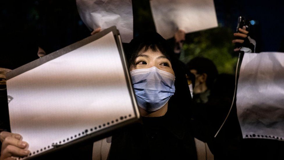 Протестующий держит чистый лист бумаги