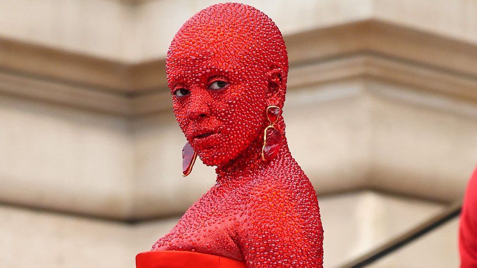 Doja Cat turns heads in red body paint and 30,000 crystals at  Schiaparelli's Paris show - BBC News