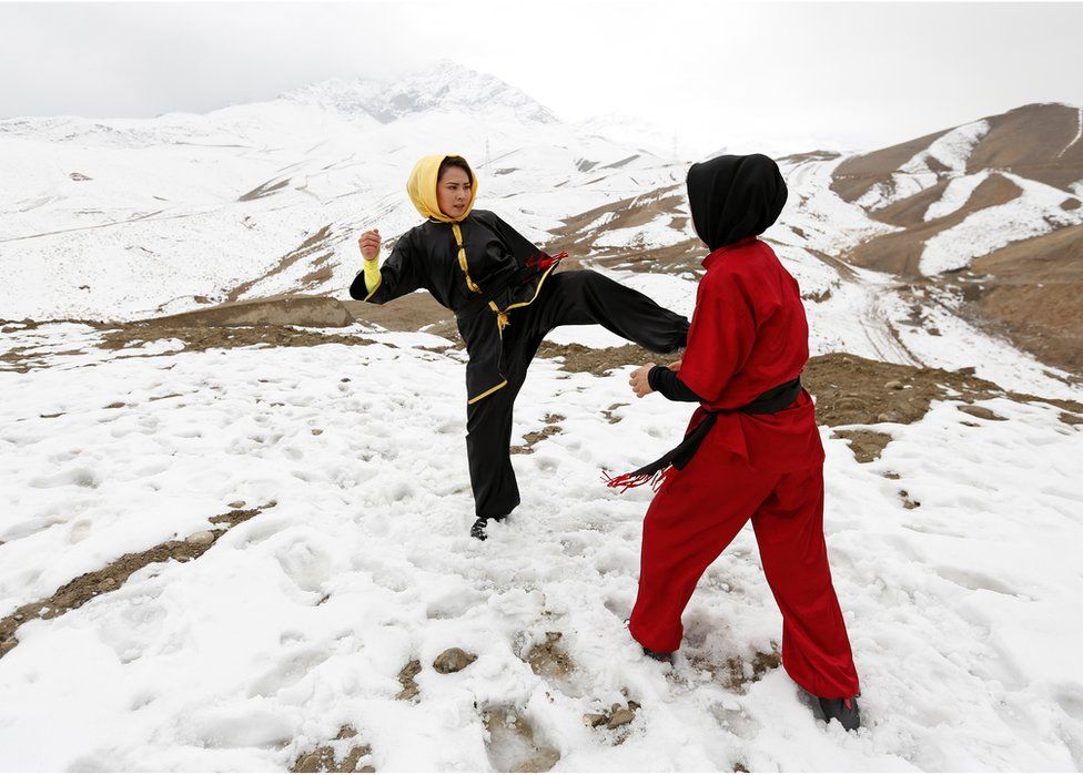 The Afghan girls with silver swords - BBC News