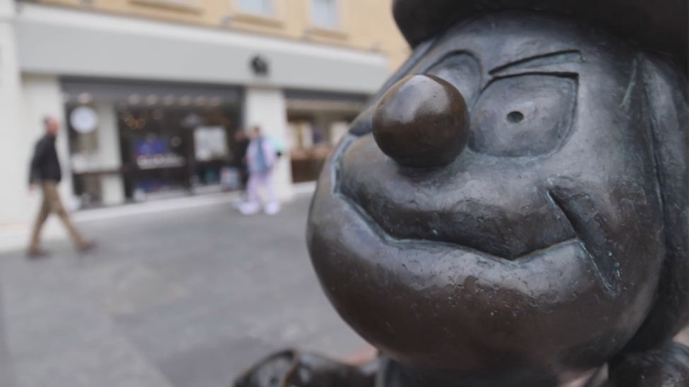 Minnie sculpture