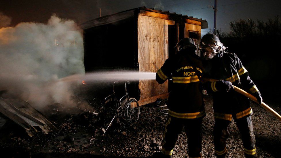 France migrants: Huge fire guts Grande-Synthe Dunkirk camp - BBC News