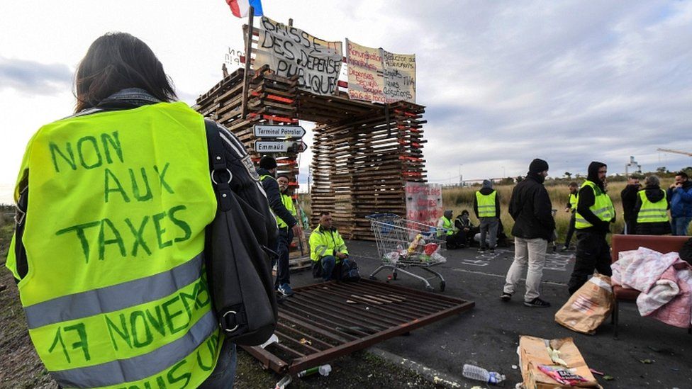 Consumeren Ben depressief Exclusief France fuel protests: Who are the 'gilets jaunes' (yellow vests)? - BBC News