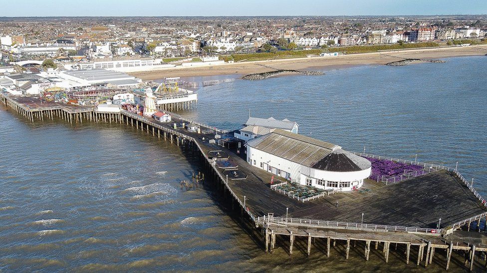 Felixstowe's big wheel erected on promenade - BBC News