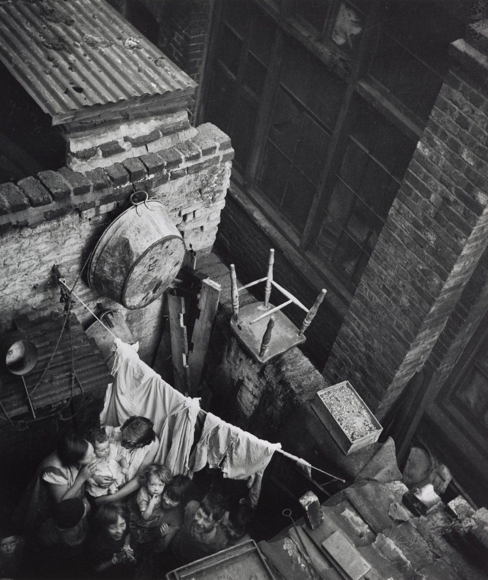 Edith Tudor-Hart. Gee Street, Finsbury, London, ca. 1936