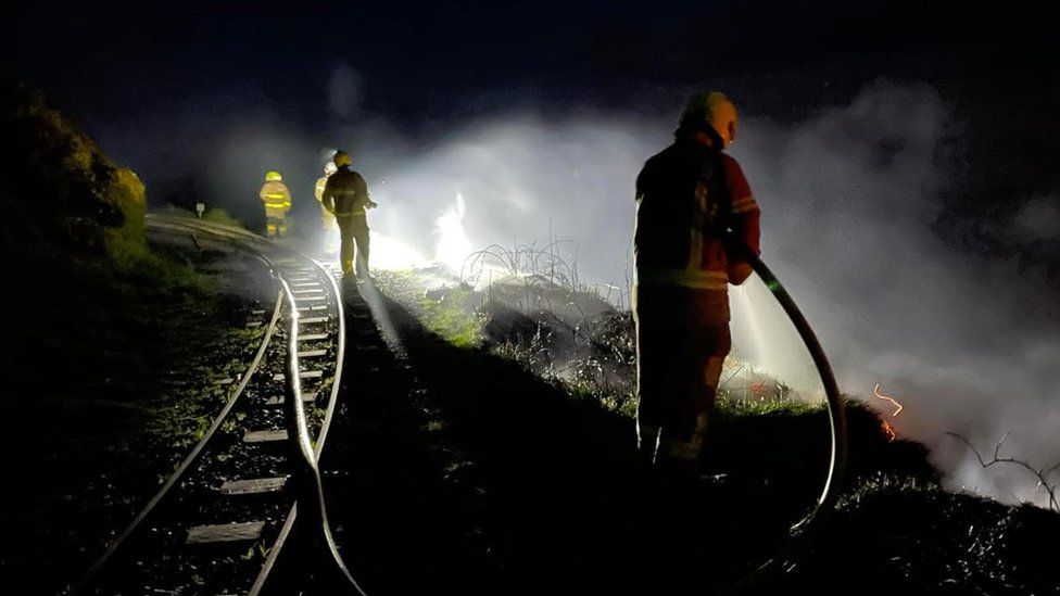Пожарные у железнодорожных путей тушат пожар