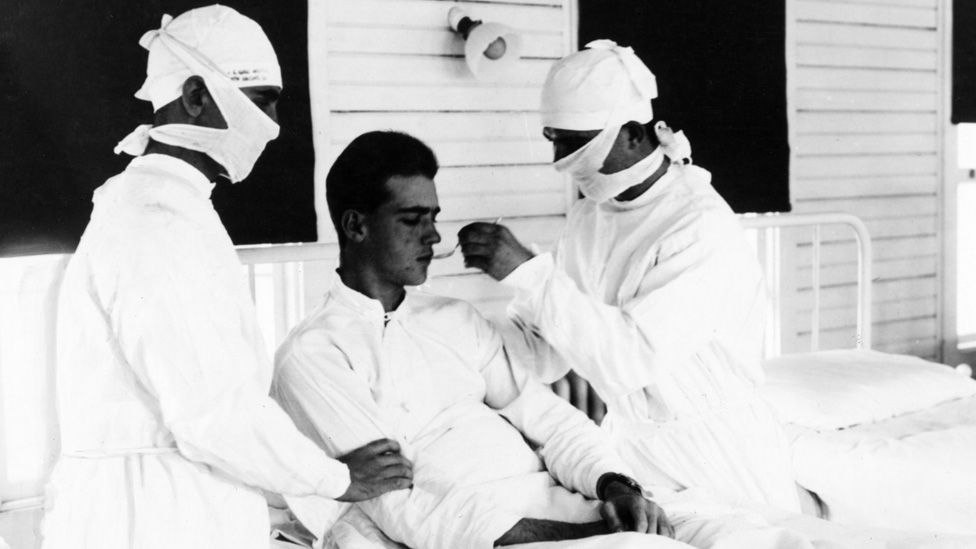 Doctors with a 1918 flu patient at a US naval hospital