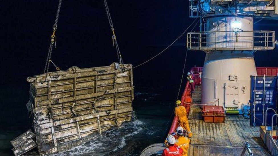 Носовая аппарель с затонувшего корабля «Эстония» поднимается во время разведки кораблем «Викинг Рич» на месте кораблекрушения в Балтийском море, 25 июля 2023 г.