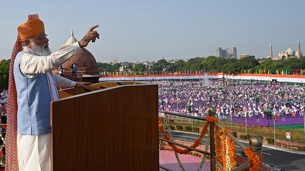 Премьер-министр Индии Нарендра Моди обращается к нации с валов Красного форта во время празднования 75-летия независимости Индии
