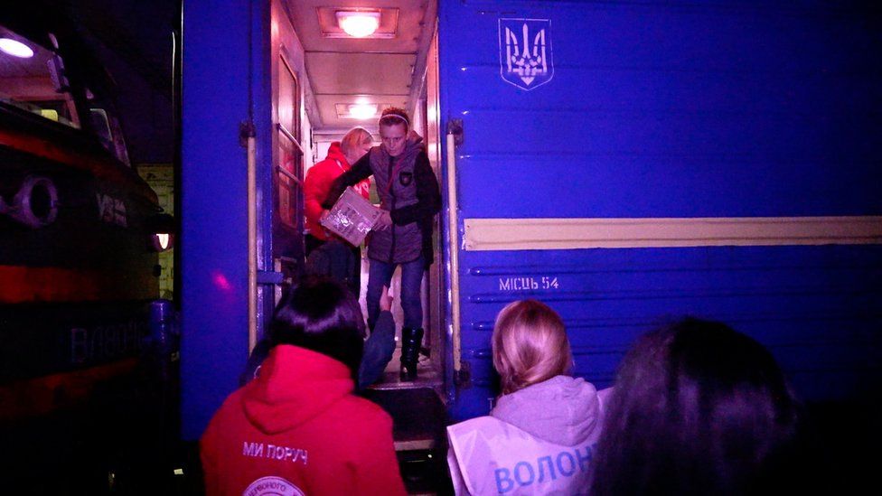 Эвакуированные прибывают поездом в центральную Украину