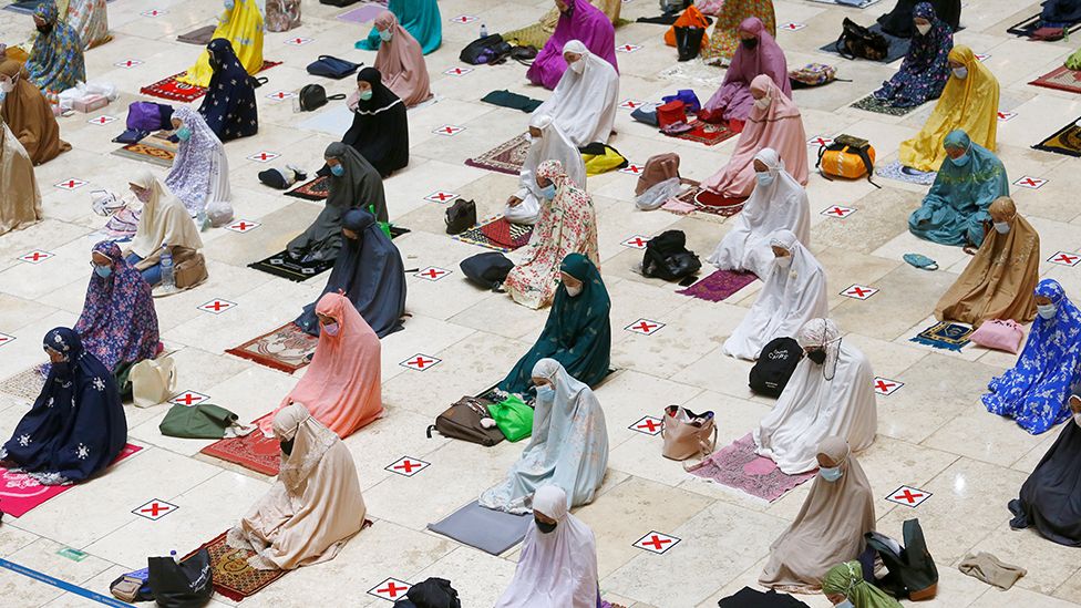 Мусульманки молятся в мечети в Джаркарте, Индонезия - 12 апреля