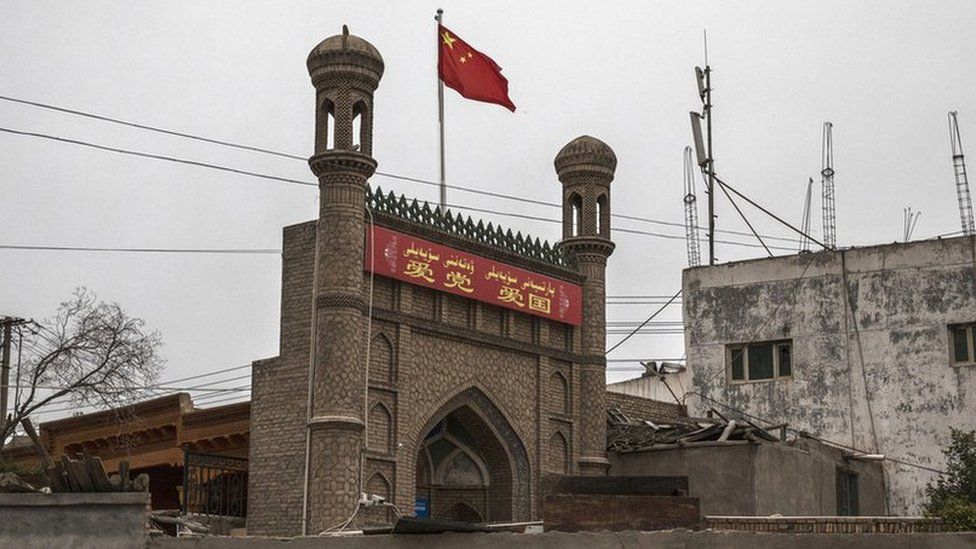 Китайский флаг на закрытой мечети в Кашгаре