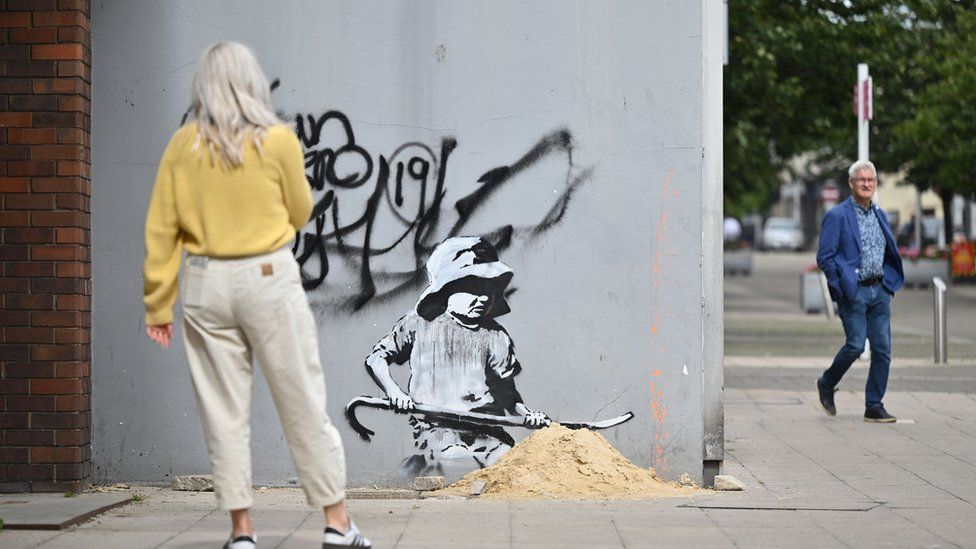 Posible mural de Banksy con un niño con palanca en Lowestoft