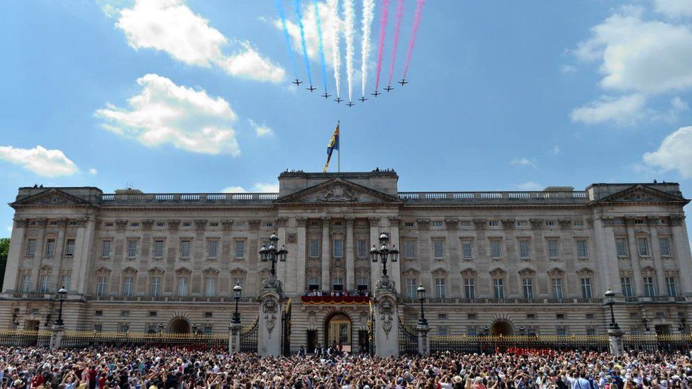 Red Arrows fly over Buckingham Palace