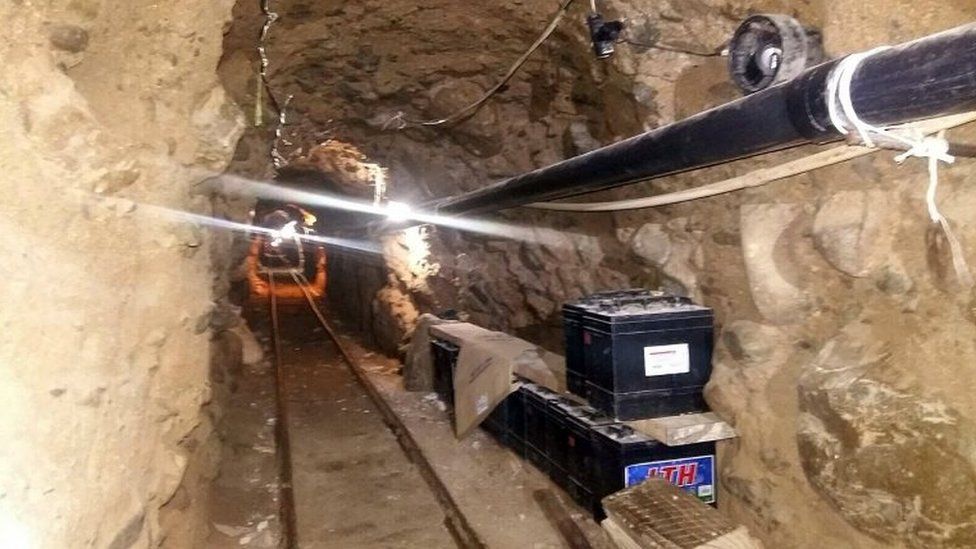 Tunnel found by Mexican federal police pictured on 22 October 2015