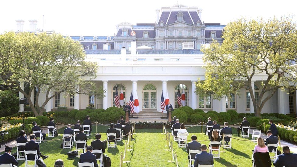 Розарий в Белом доме в Вашингтоне, апрель 2021 г.